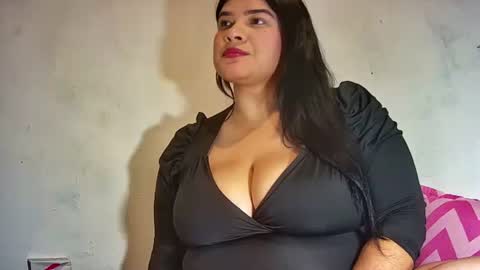 latincurvy1992 online show from February 27, 4:09 am