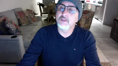 QS - INDEPENDENT MODEL online show from December 4, 6:00 am