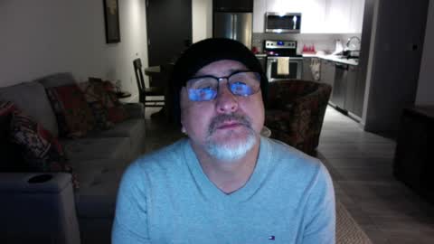 QS - INDEPENDENT MODEL online show from December 7, 7:05 am