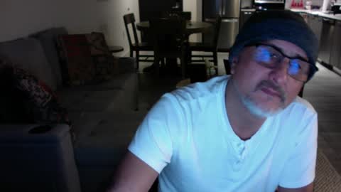 QS - INDEPENDENT MODEL online show from December 17, 8:01 am