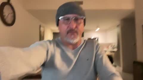 QS - INDEPENDENT MODEL online show from March 9, 11:35 pm