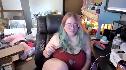 Snapshot of laughingleo chatting on October 8, 7:33 pm Little Leo online show from October 8, 7:33 pm