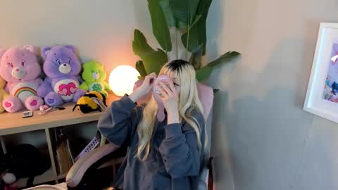 laukyubey1 online show from October 27, 8:46 pm