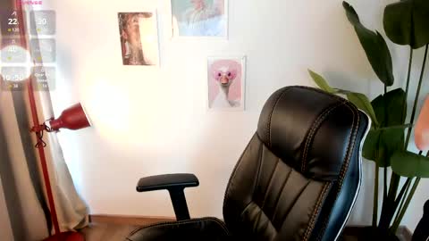 Snapshot of laukyubey1 chatting on April 25, 7:55 pm laukyubey1 online show from April 25, 7:55 pm