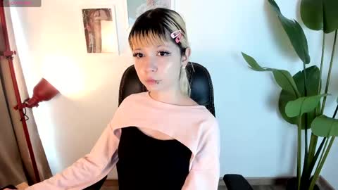 Snapshot of laukyubey1 chatting on April 28, 7:52 pm laukyubey1 online show from April 28, 7:52 pm