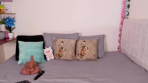 Snapshot of laura1__ chatting on February 28, 12:21 am laura1__ online show from February 28, 12:21 am