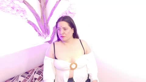 Snapshot of laura__castillo_ chatting on May 16, 12:48 pm online show from May 16, 12:48 pm