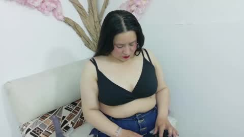 Snapshot of laura__castillo_ chatting on May 25, 12:11 pm online show from May 25, 12:11 pm