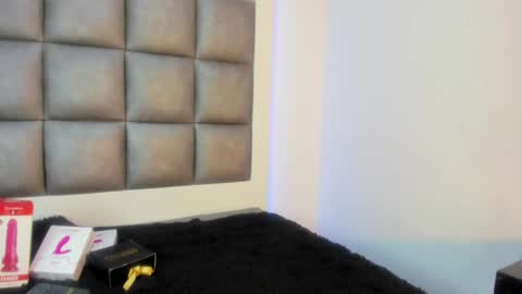 laura__js_ online show from September 30, 3:50 pm