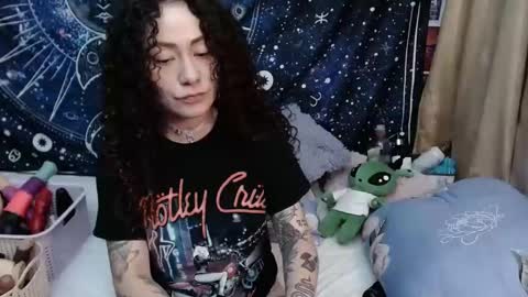 Snapshot of laura_anal_ chatting on December 10, 9:33 pm Wen online show from December 10, 9:33 pm