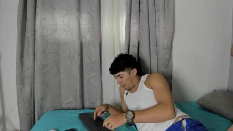 Snapshot of laura_and_kevin chatting on December 4, 9:56 pm laura_and_kevin online show from December 4, 9:56 pm