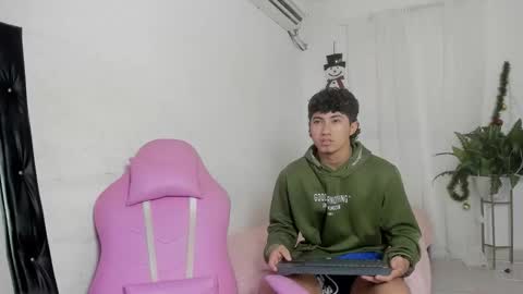 Snapshot of laura_and_kevin chatting on December 15, 8:35 pm laura_and_kevin online show from December 15, 8:35 pm