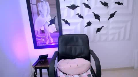 LAURA online show from October 14, 2:29 pm