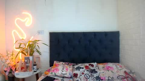 LAURA online show from April 2, 4:26 pm