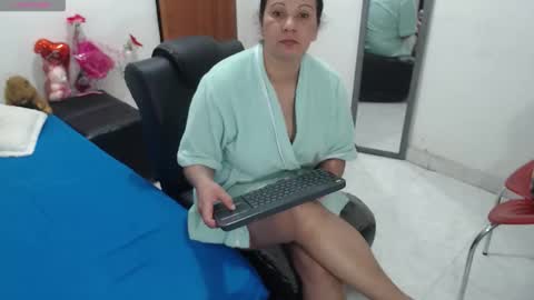 laura_foxx2379 online show from October 14, 12:00 am