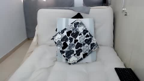 Laura online show from November 22, 9:25 pm