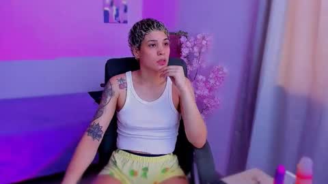 Laura Rose online show from December 1, 5:40 pm