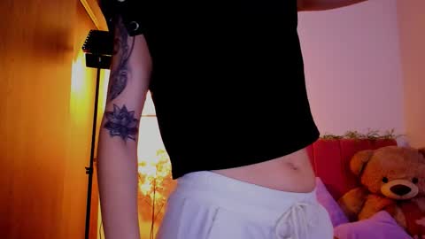 Laura Rose online show from March 22, 9:45 am