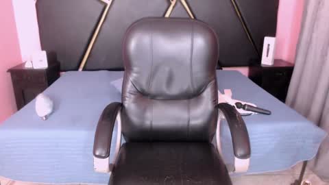 Snapshot of laura_riley chatting on January 18, 5:59 pm Laura online show from January 18, 5:59 pm