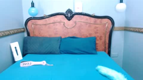 Snapshot of laura_riley chatting on February 26, 2:26 am Laura online show from February 26, 2:26 am