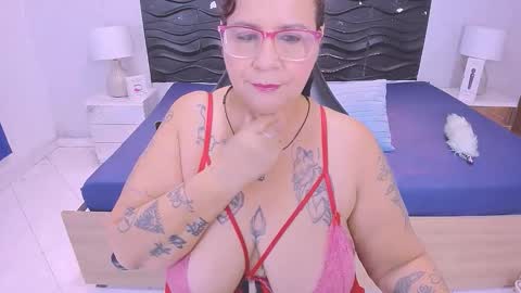 Snapshot of laura_riley chatting on January 13, 12:10 pm Laura online show from January 13, 12:10 pm