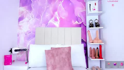 Laura Smith online show from February 14, 9:43 pm