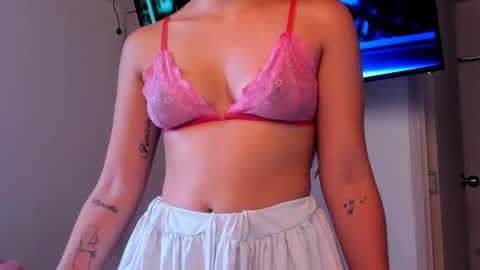 LAURA SOE online show from October 18, 8:53 pm