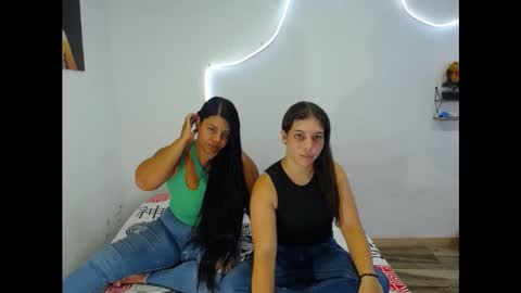 Snapshot of laura_x19 chatting on September 17, 5:03 pm LAURA AND SCARLETT online show from September 17, 5:03 pm