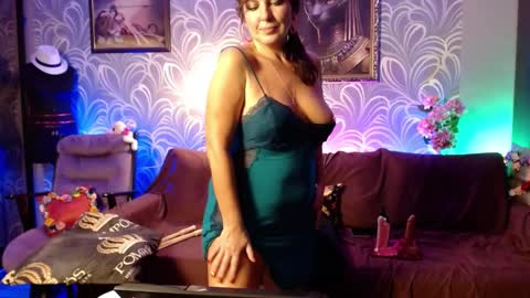 Snapshot of laurabenz chatting on December 15, 6:59 pm Laura online show from December 15, 6:59 pm