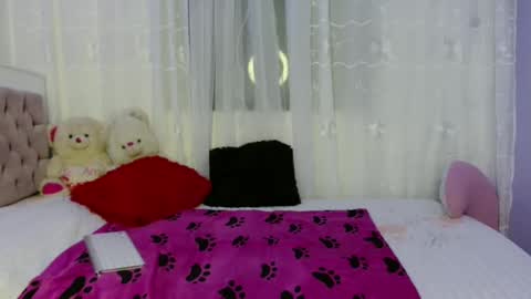 Snapshot of lauracb_ chatting on December 5, 6:21 am lauracb online show from December 5, 6:21 am