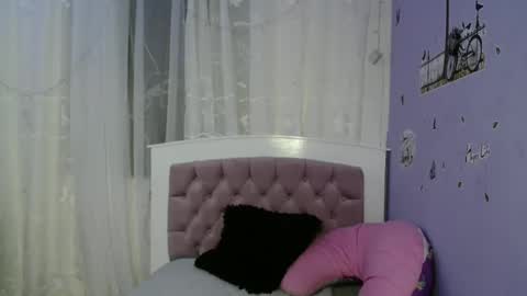 Snapshot of lauracb_ chatting on January 12, 8:25 am lauracb online show from January 12, 8:25 am