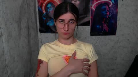 Snapshot of lauradre_ chatting on June 4, 12:00 pm Laura online show from June 4, 12:00 pm