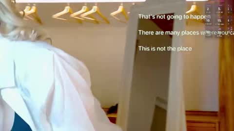 Snapshot of lauragarcia__ chatting on February 25, 2:54 am Laura online show from February 25, 2:54 am