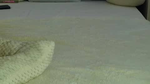 Snapshot of lauramirage chatting on November 18, 8:19 am LauraMirage online show from November 18, 8:19 am