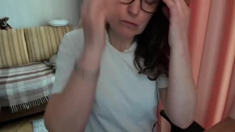 Lauraoven1 online show from April 2, 6:44 am