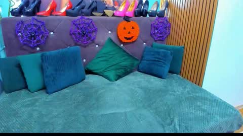 Snapshot of laurasinfull chatting on October 28, 5:11 am Laura online show from October 28, 5:11 am