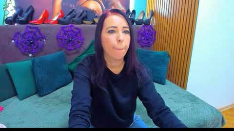 Snapshot of laurasinfull chatting on October 30, 4:25 am Laura online show from October 30, 4:25 am