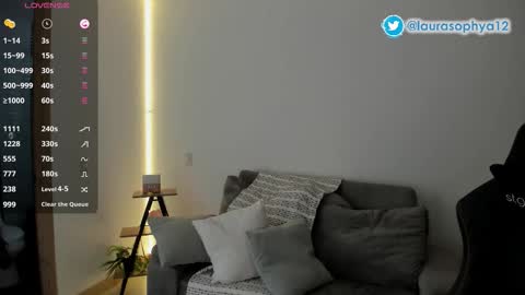 Laura online show from November 18, 7:29 pm