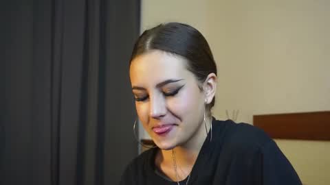 Snapshot of laureencadriel chatting on November 4, 7:29 am Monica online show from November 4, 7:29 am