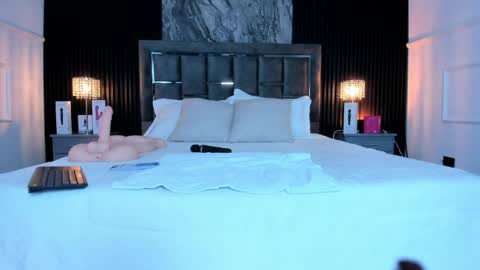 Lauren Weels online show from April 21, 8:12 pm