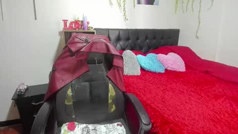Snapshot of lauren_ashlee chatting on December 2, 5:08 pm Lauren Independent model online show from December 2, 5:08 pm