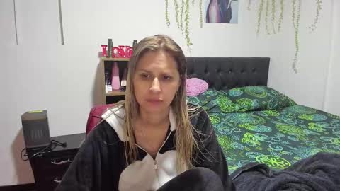 Snapshot of lauren_ashlee chatting on February 6, 2:09 pm Lauren Independent model online show from February 6, 2:09 pm