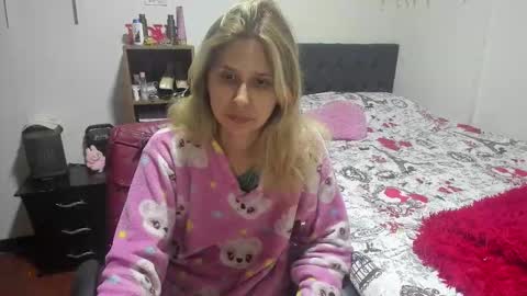 Snapshot of lauren_ashlee chatting on February 17, 12:40 am Lauren Independent model online show from February 17, 12:40 am