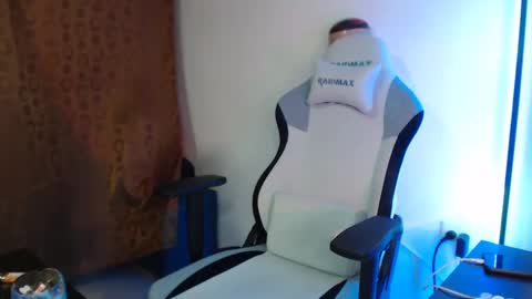 Snapshot of laurenphillipsx chatting on December 11, 1:26 am Lauren online show from December 11, 1:26 am