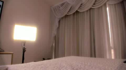 Lauren Saenz online show from September 12, 12:05 pm