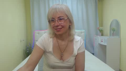 Snapshot of laurenwishy chatting on May 30, 5:48 am Lauren online show from May 30, 5:48 am