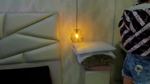 Snapshot of laurettedela_roux chatting on December 17, 10:32 am Laurent online show from December 17, 10:32 am