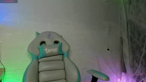 Snapshot of lauryn_muller_ chatting on June 30, 8:15 am Lau online show from June 30, 8:15 am
