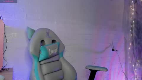 Snapshot of lauryn_muller_ chatting on July 6, 6:10 am Lau online show from July 6, 6:10 am