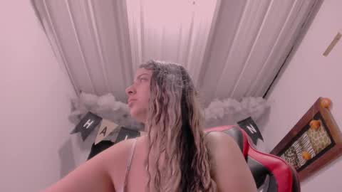 Lauu G online show from October 27, 11:25 am